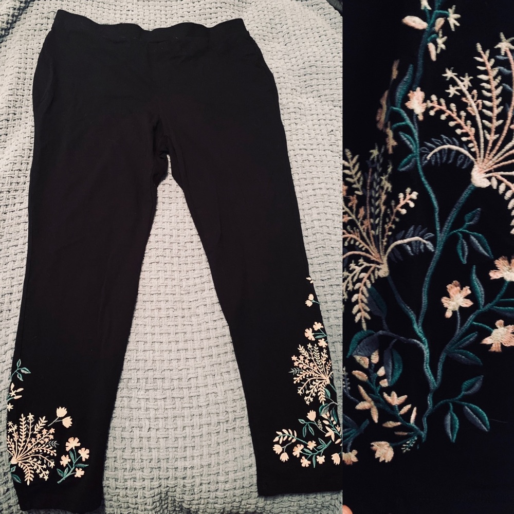 🆕🆑Style & CO Leggings with Beautiful Detail